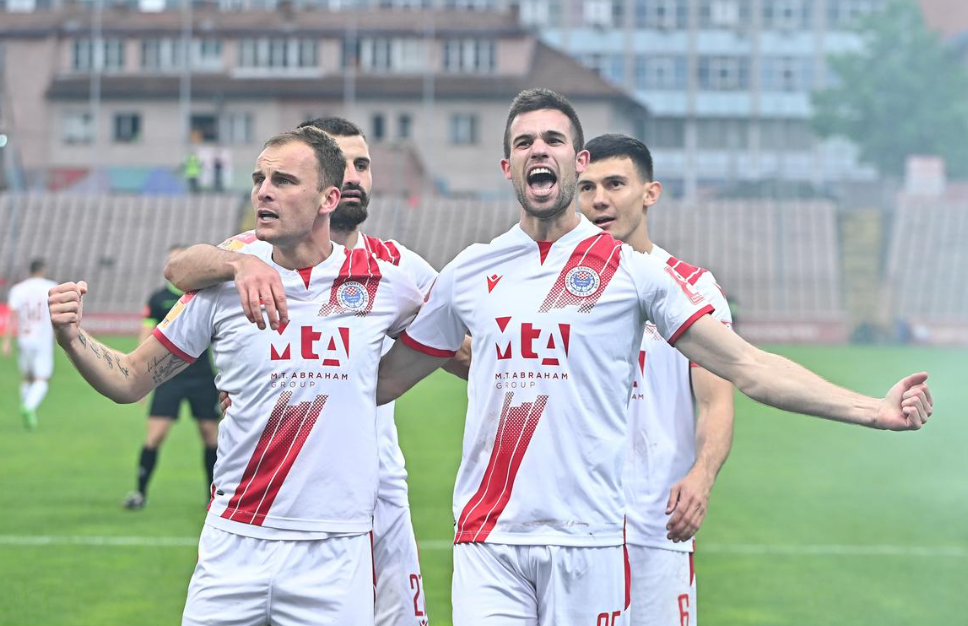 包含欧冠窗口期走向成谜，达拉斯独行侠调整名单，气氛紧张，训练强度明显提升的词条